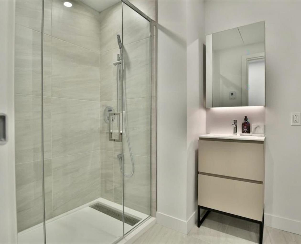 For rent: René-Lévesque 1112 — 7
