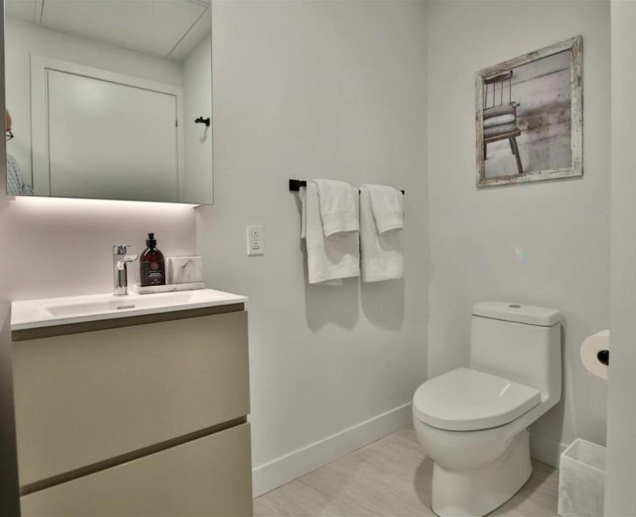 For rent: René-Lévesque 1112 — 6